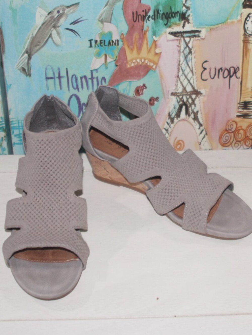 11A NICE LADIES EURO SOFT WEDGE SANDALS - 8 1/2 - BEIGE